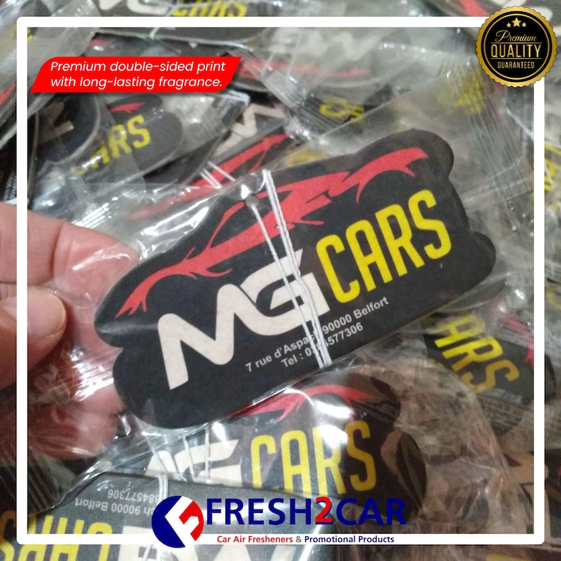 Pu&ograve; includere: Profumatori per auto neri con la scritta "MG CARS" in giallo e bianco e una grafica di auto rossa. La confezione include la scritta "Stampa fronte-retro premium con fragranza a lunga durata."