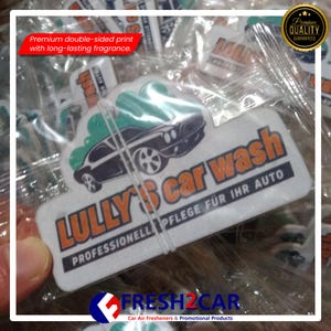 Pu&ograve; includere: Profumatori per auto con stampa fronte-retro. Il design presenta un'auto nera con dettagli verdi e il testo "LULLY'S car wash". &Egrave; visibile anche il testo "PROFESSIONELL PFLEGE F&Uuml;R IHR AUTO". Il prodotto &egrave; di FRESH2CAR.