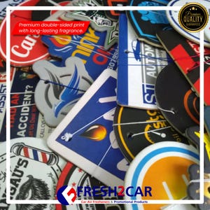 Pu&ograve; includere: Una collezione di profumatori per auto con vari disegni e forme. I profumatori presentano loghi, testo e grafica nei colori rosso, blu, bianco e giallo. Alcuni hanno un foro per appenderli e il testo "Premium double-sided print with long-lasting fragrance."