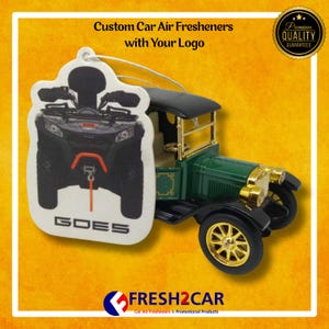 Pu&ograve; includere: Profumatore per auto personalizzato con un design ATV in bianco e nero e la parola "GOES". &Egrave; presente anche un modello di auto d'epoca verde e nero. Il testo "Custom Car Air Fresheners with Your Logo" &egrave; in alto.