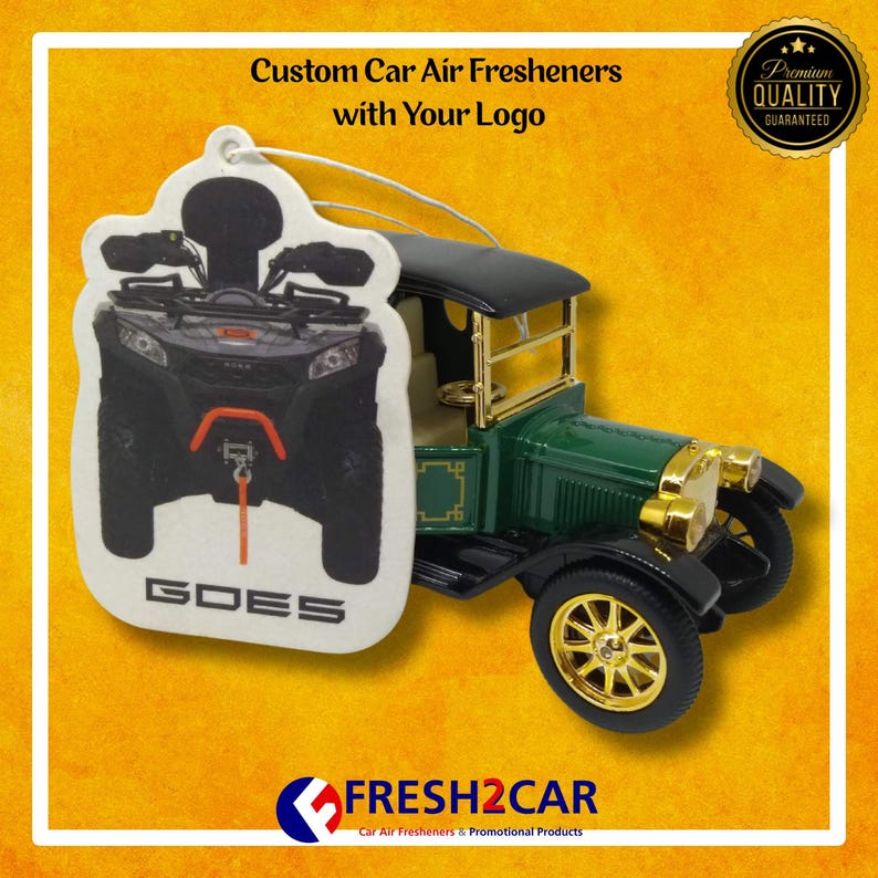 Pu&ograve; includere: Profumatore per auto personalizzato con un design ATV in bianco e nero e la parola "GOES". &Egrave; presente anche un modello di auto d'epoca verde e nero. Il testo "Custom Car Air Fresheners with Your Logo" &egrave; in alto.