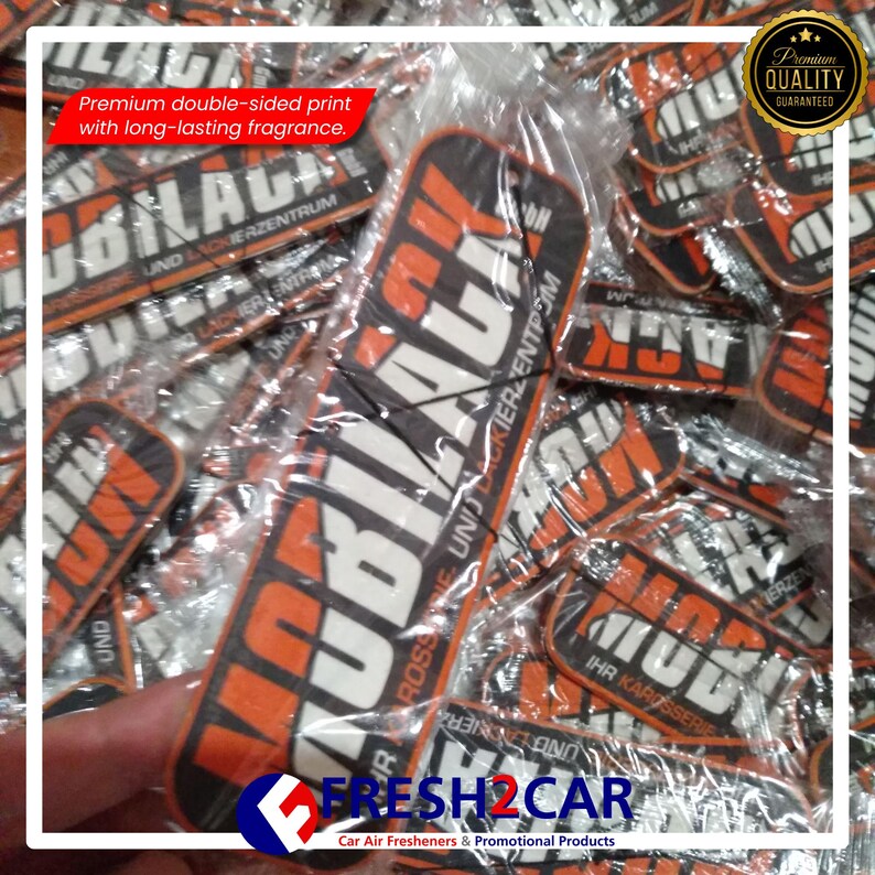 Pu&ograve; includere: Una collezione di profumatori per auto in confezioni trasparenti. I profumatori rettangolari hanno un design nero e arancione con la scritta "UBILACK" e altro testo. L'immagine include anche la scritta "FRESH2CAR".