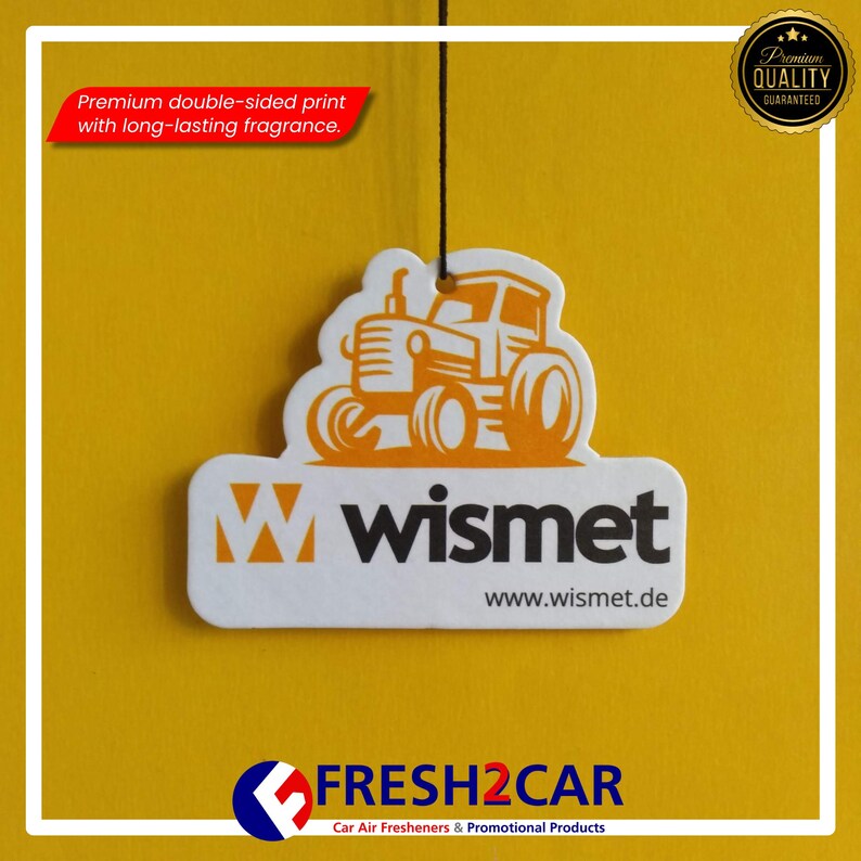 Pu&ograve; includere: Profumatore per auto bianco con un design a trattore arancione, il marchio "wismet" &egrave; stampato sotto. Il testo "Stampa fronte-retro premium con fragranza a lunga durata" &egrave; visibile. Il prodotto &egrave; di FRESH2CAR.