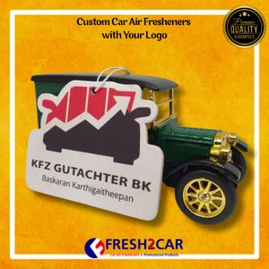 Pu&ograve; includere: Un modello di auto d'epoca verde e nero con finiture e ruote color oro. Un deodorante per auto personalizzato con un logo &egrave; attaccato all'auto. Il testo sul deodorante recita "KFZ GUTACHTER BK" e "Baskaran Karthigaitheepan."