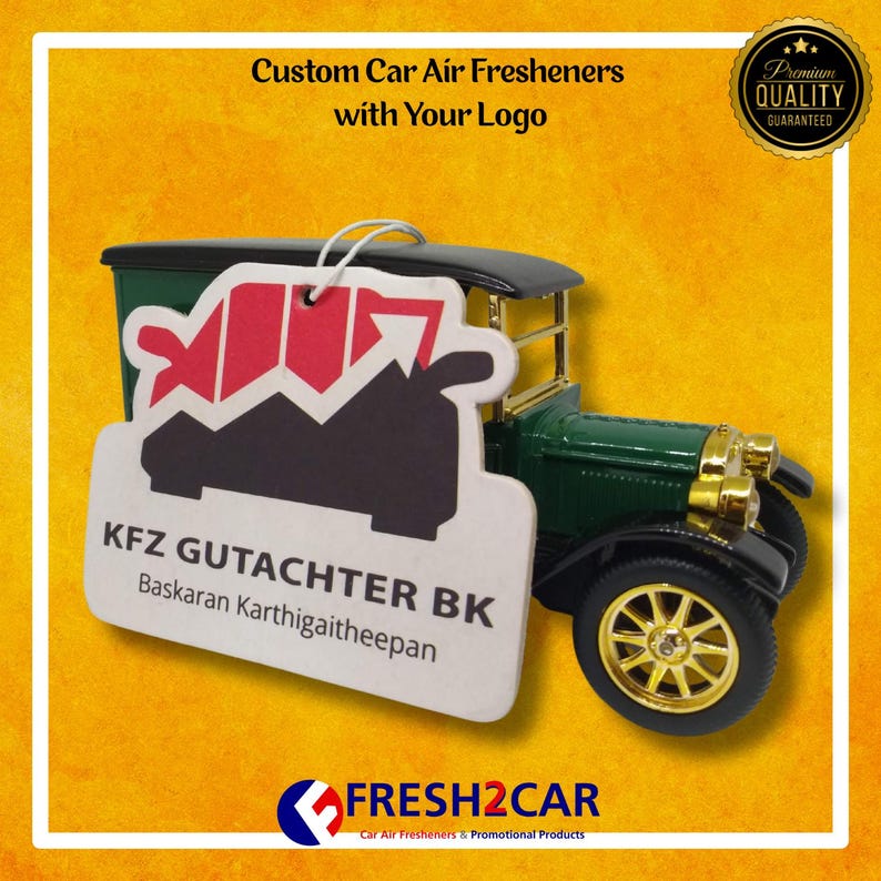 Pu&ograve; includere: Un modello di auto d'epoca verde e nero con finiture e ruote color oro. Un deodorante per auto personalizzato con un logo &egrave; attaccato all'auto. Il testo sul deodorante recita "KFZ GUTACHTER BK" e "Baskaran Karthigaitheepan."