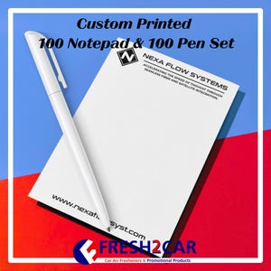 Könnte beinhalten: Ein weißer Stift liegt auf einem weißen Notizblock mit dem Text "NEXA FLOW SYSTEMS" und "Custom Printed 100 Notepad & 100 Pen Set." Der Notizblock hat ein Logo und eine Website-Adresse. Der untere Teil des Bildes enthält den Text "FRESH2CAR."