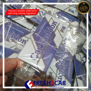 Pu&ograve; includere: Deodoranti per auto in confezione trasparente. I deodoranti hanno un design blu e bianco con le parole "Car Fashion" e "FRESH2CAR". La confezione indica "Stampa premium bifacciale con fragranza a lunga durata."