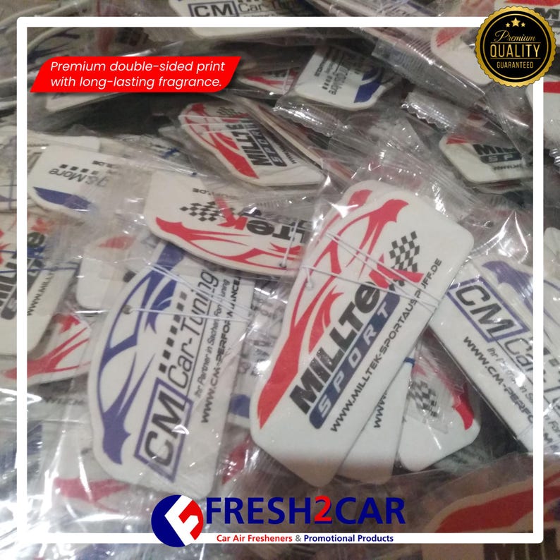 Pu&ograve; includere: Una collezione di deodoranti per auto in confezioni trasparenti. I deodoranti hanno una base bianca con grafica e testo rossi e blu, tra cui "MILLTEK SPORT" e "CM Car-Tuning". L'immagine include anche il testo "FRESH2CAR".