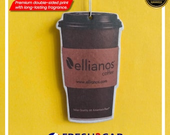 Può includere: Profumatore per auto a forma di tazza di caffè, con il logo e il sito web "Ellianos Coffee". Il design è marrone e beige, con il testo "Stampa fronte-retro premium con fragranza a lunga durata." In basso c'è la scritta "FRESH2CAR".