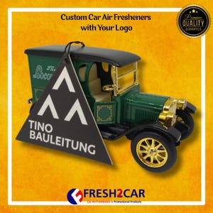 Pu&ograve; includere: Un deodorante per auto vintage verde e oro con tetto e ruote neri. Un'etichetta triangolare nera con testo bianco e un logo &egrave; appesa all'auto. Il testo "Custom Car Air Fresheners with Your Logo" &egrave; in alto.