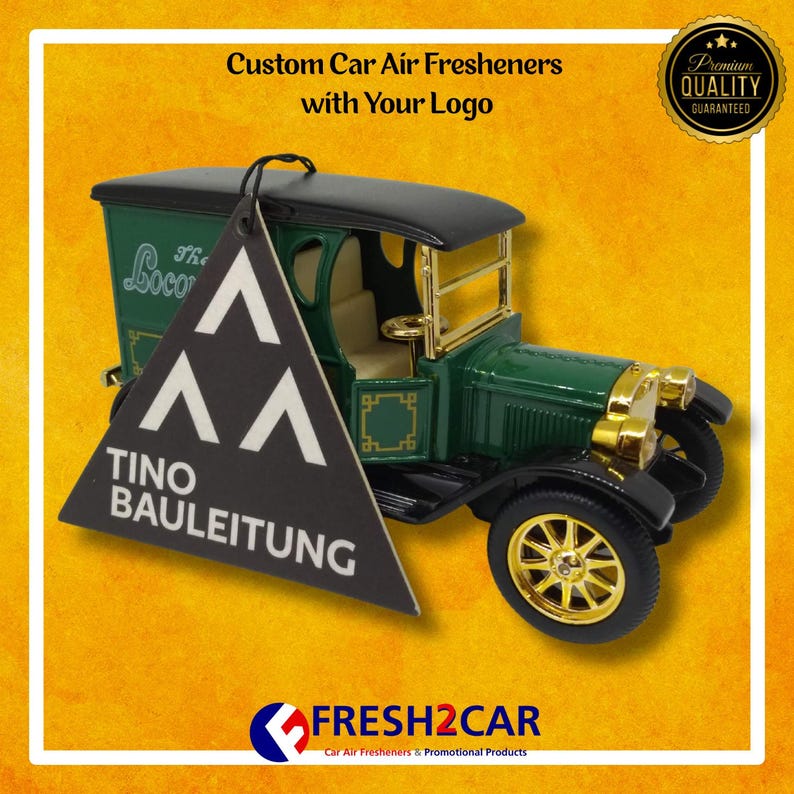 Pu&ograve; includere: Un deodorante per auto vintage verde e oro con tetto e ruote neri. Un'etichetta triangolare nera con testo bianco e un logo &egrave; appesa all'auto. Il testo "Custom Car Air Fresheners with Your Logo" &egrave; in alto.