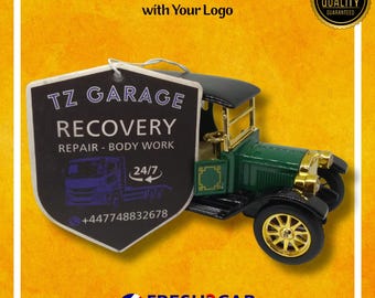Può includere: Profumatori per auto personalizzati con un modello di auto d'epoca verde e nero. Il profumatore ha un'etichetta nera con testo bianco: "TZ GARAGE RECOVERY" e un numero di telefono. È presente anche il testo "Custom Car Air Fresheners with Your Logo".