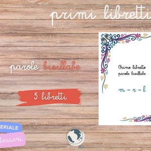 Può includere: Un set di cinque libretti illustrati colorati per imparare le parole italiane con due sillabe. La copertina presenta un bordo decorativo con un motivo floreale in tonalità di viola, blu e giallo. Il testo sulla copertina recita "Primo libretto parole bisillabe m-r-l".