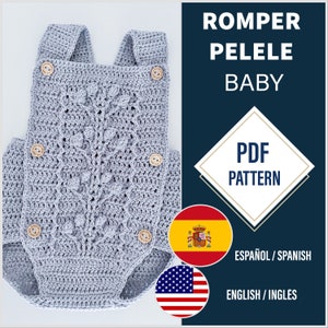 Puede incluir: Un patrón de crochet para un pelele de bebé en formato PDF. El patrón está disponible en inglés y español. El pelele es gris con un diseño de punto de cable y botones de madera.