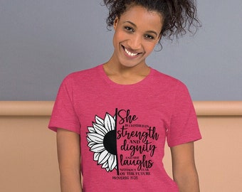 Camisa Cristiana / Camisa Bíblica Cristiana / Camisa Bíblica / Proverbios Ella está vestida con fuerza Camiseta / Don cristiano / Biblia