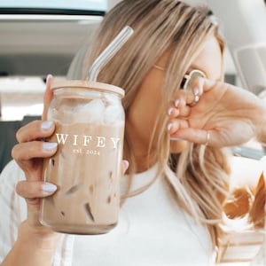 Wifey Iced Coffee Cup with Lid & Straw – Minimalistic Bridal Shower Gift, Bride to Be Mug, Future Mrs Glass Cup, Wedding Gift, Bridal Party