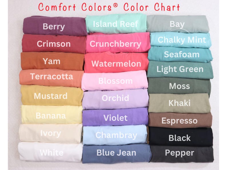 Puede incluir: Una carta de colores de muestras de tela de camisetas Comfort Colors&reg;. La carta incluye 18 colores diferentes, incluyendo baya, carmes&iacute;, &ntilde;ame, terracota, mostaza, pl&aacute;tano, marfil, blanco, arrecife de isla, grosella, sand&iacute;a, flor, orqu&iacute;dea, violeta, chambray, mezclilla azul, bah&iacute;a, menta calc&aacute;rea, espuma de mar, verde claro, musgo, caqui, expreso, negro y pimienta.