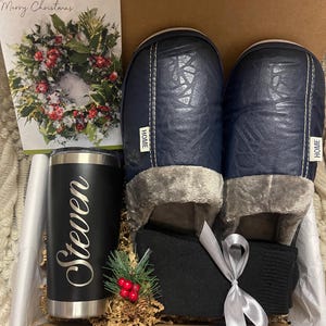 Pu&ograve; includere: Una scatola regalo piena di un bicchiere in acciaio inossidabile personalizzato con il nome "Steven" inciso, un paio di pantofole blu navy con scritto "HOME", un paio di calzini neri e un biglietto di auguri di Natale che dice "Buon Natale".