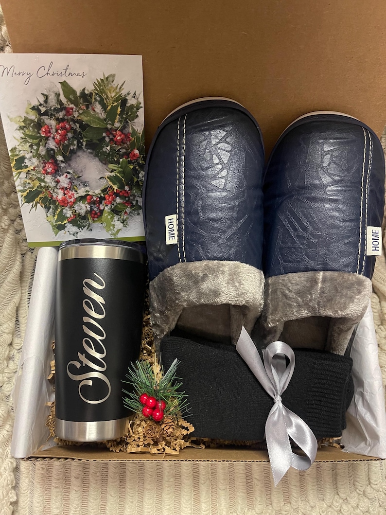 Pu&ograve; includere: Una scatola regalo piena di un bicchiere in acciaio inossidabile personalizzato con il nome "Steven" inciso, un paio di pantofole blu navy con scritto "HOME", un paio di calzini neri e un biglietto di auguri di Natale che dice "Buon Natale".