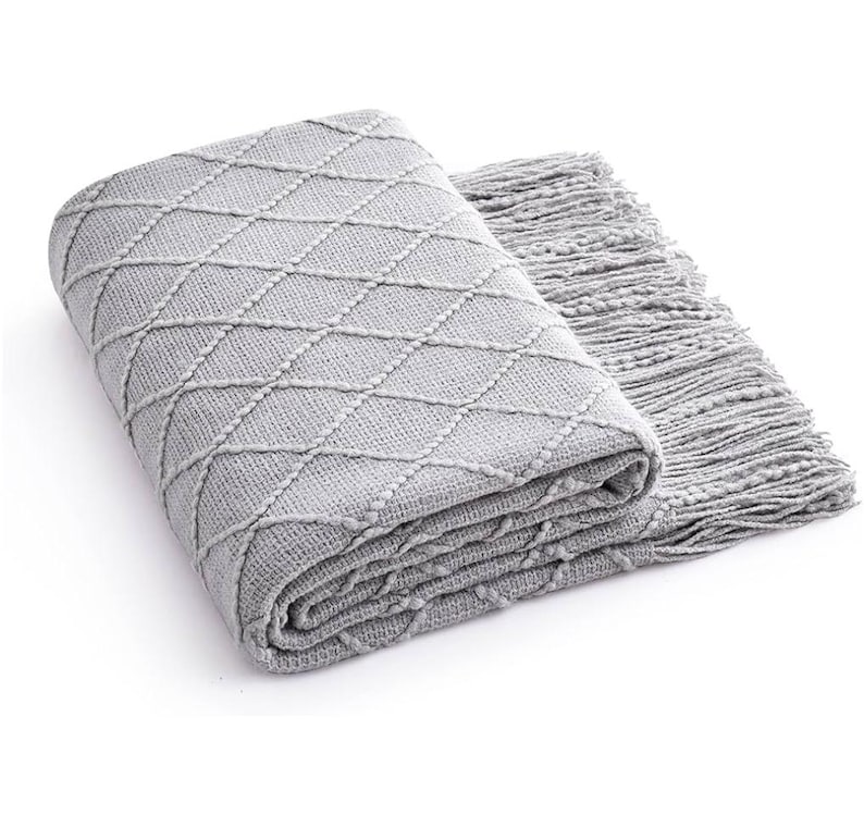 Coffret cadeau personnalisé pour une retraite réussie : couverture, chaussons, gobelet gravé et coffret cadeau. Idée cadeau pour un mari ou un papa. image 8