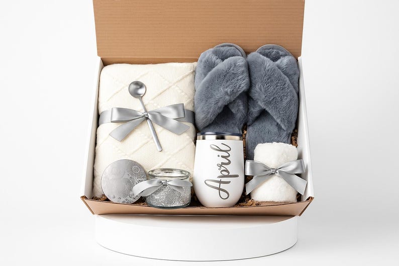 Hugge Christmas Gift Box for Her, Cozy Holiday Self Care Set for Women with Slippers, Blanket, Candle, Socks, Winter Basket for Mom, Grandma afbeelding 2