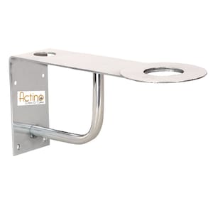 Könnte beinhalten: Silberne Wandhalterung aus Metall mit einem runden Regal und einem gebogenen Arm. Die Halterung ist für die Aufnahme eines runden Objekts wie eines Seifenspenders oder eines Zahnbürstenhalters konzipiert.