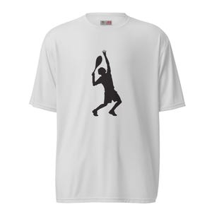 Puede incluir: Camiseta blanca con una silueta negra de una persona jugando al tenis.