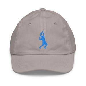 Può includere: Un berretto da baseball in cotone grigio con una silhouette ricamata blu di un giocatore di tennis.