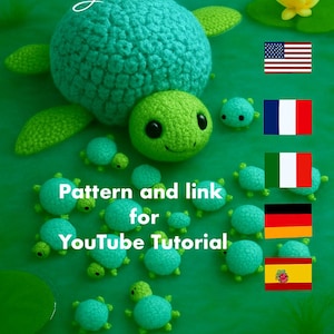 Op de afbeelding: Een gehaakt schildpadden geheugenspel met een grote turquoise schildpad, verschillende kleine turquoise schildpadden en een groene schildpaddenkop. De afbeelding bevat het YouTube-logo en tekst, plus vlaggen van verschillende landen. De achtergrond is groen.