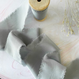Nastro di seta grigio / Rotolo da 5 metri di nastro di seta Habotai largo 50 mm con bordo grezzo / Nastro di seta su bobina di legno / Grigio argento