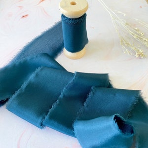 Nastro di seta blu navy / Rotolo da 5 metri di nastro di seta Habotai largo 50 mm con bordo grezzo / Nastro di seta su bobina di legno / Bordo sfilacciato