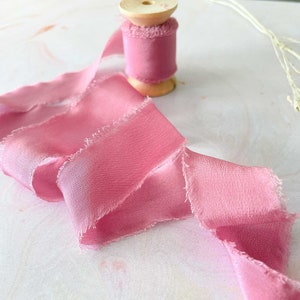 Nastro di seta color lampone morbido / Rotolo di nastro di seta Habotai con bordo sfrangiato venduto su una bobina di legno / Nastro di seta rosa brillante