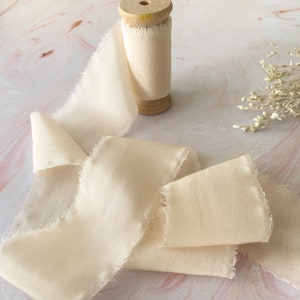 Nastro di seta naturale / Rotolo da 5 metri di nastro di seta Habotai largo 50 mm con bordo grezzo / Nastro di seta su bobina di legno / Beige