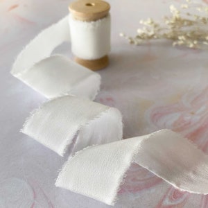 Witte zijden lint / rol Habotai-zijdelint met gerafelde rand, verkocht op een houten spoel / bruidswit zijden lint