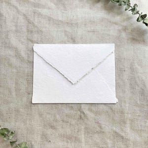 Hochwertiger, handgeschöpfter weißer Papierumschlag mit spitzer Klappe und Büttenrand | Umschläge aus recyceltem Baumwollpapier in verschiedenen Größen