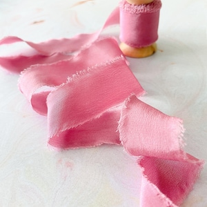 Zijdelint van zacht framboos / rol Habotai-zijdelint met gerafelde rand, verkocht op een houten spoel / felroze zijden lint