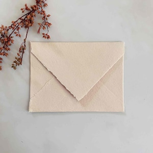 Misty Rose handgemachte Ragumschläge aus Baumwolle | handgeschöpfte Papier Briefumschläge in Blush Rosa | Deckle Edge Einladung Umschläge | 5x7