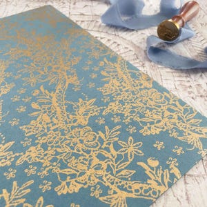Fleur Luster in luftigem Blau und Gold / A4 Schmuckpapier zum Basteln / Recyclingpapier mit goldenem Blumendruck / Scrapbooking Papier