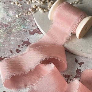 Zijden lint in Blush Pink / Rol Habotai Silk Ribbon met een gerafelde rand verkocht op een houten spoel / Blush Pink zijden lint