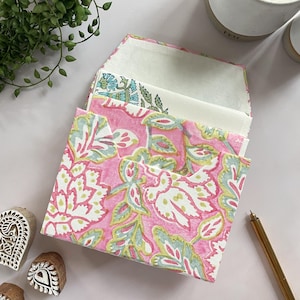 Ensemble de cartes de correspondance et enveloppes imprimées Clara dans une boîte cadeau | Jeu de cartes pour notes faites main en papier chiffon de coton recyclé