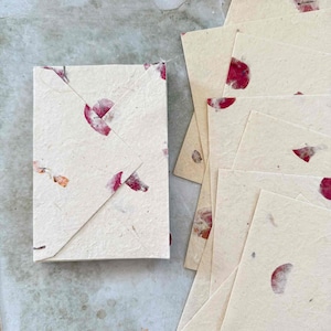 Papel y sobres Lokta hechos a mano en Nepal - Buganvilla / Papel y sobres sostenibles con flores secas