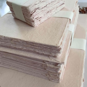 Carta di cotone straccia fatta a mano Misty Rose / Carta con bordo frastagliato in rosa cipria / Carta riciclata realizzata con fibre di cotone straccia