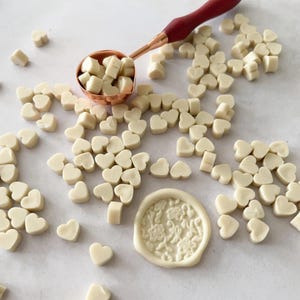 Crèmekleurige wasparels voor het maken van zelfgemaakte waszegels | Maak waszegelstempels voor trouwuitnodigingen, cadeauverpakkingen en meer | Plasticvrije was