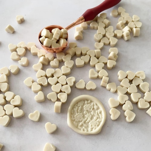 Crèmekleurige wasparels voor het maken van zelfgemaakte waszegels | Maak waszegelstempels voor trouwuitnodigingen, cadeauverpakkingen en meer | Plasticvrije was