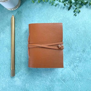 Caderno de bolso artesanal em couro marrom-claro | Miniatura A7, papel reciclado