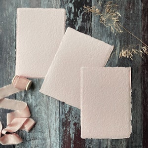Handgemaakte Blush-kaart | SET VAN 5 VELLEN | Kaart met versierde rand gemaakt van gerecyclede katoenvezels | Boomvrije kaart in blushroze
