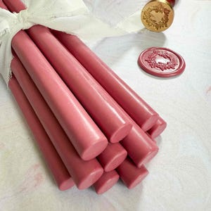 Bastoncino di ceralacca color rosa scuro: crea sigilli di ceralacca ecologici e senza plastica per buste, inviti e carta da regalo.