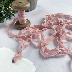Schmales Seidenband - Blush Rosa | 10 mm Habotai-Seidenband mit ausgefransten Rändern | Rustikales Seidenband für Tischkarten, Tags und zum Basteln