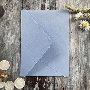 Denim Blau Handgeschöpftes Papier Kuvert aus Recycled Cotton Rag Fasern | Deckle Edge Einladungs-Umschlag