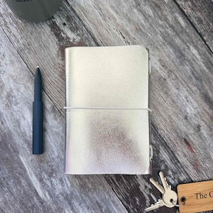 Caderno A6 recarregável em couro prateado | Caderno artesanal com folhas em branco e pautadas, inclui bolsa para presente
